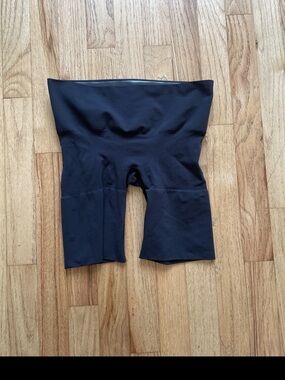 Skims Seamless sculpt mid-thigh short NWOT